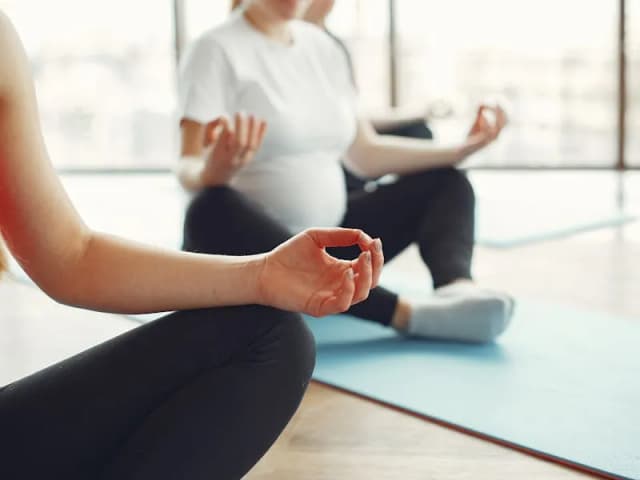 Pregnant woman doing safe prenatal fitness exercises